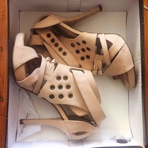Pour La Victoire beige leather platform heels